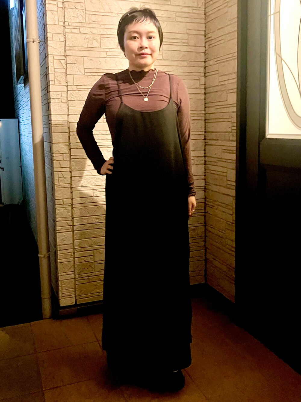 ブラック系のワンピース/ドレス、ブラウン系のTシャツ/カットソー、ブラウン系のタンクトップを着用したレディースの秋コーディネートの2枚目の写真