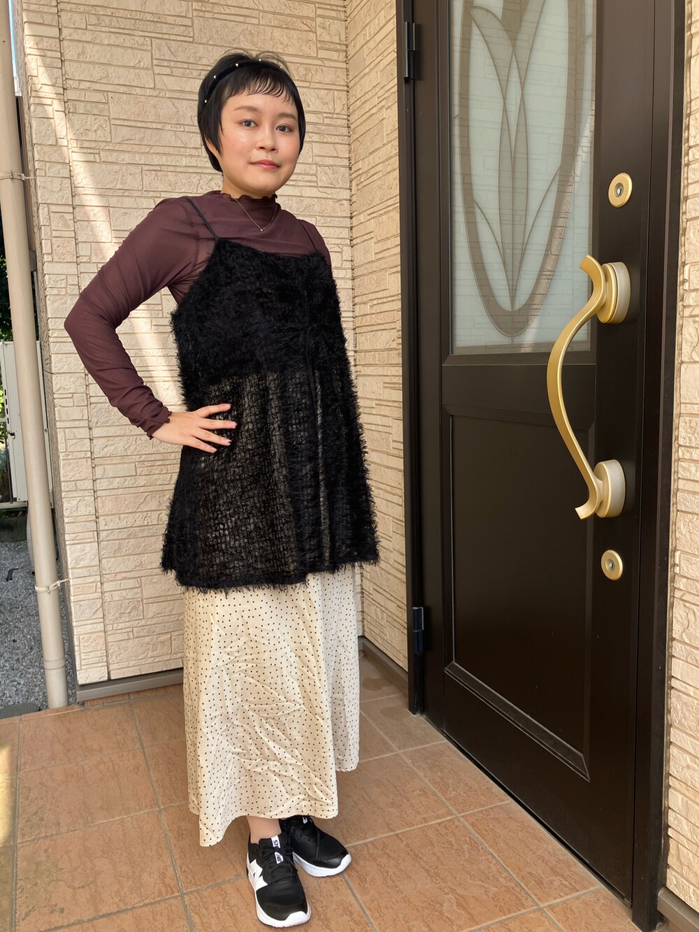 ブラック系のキャミソール、ベージュ系のスカート、ブラウン系のシャツ/ブラウスを着用したレディースの秋コーディネートの2枚目の写真