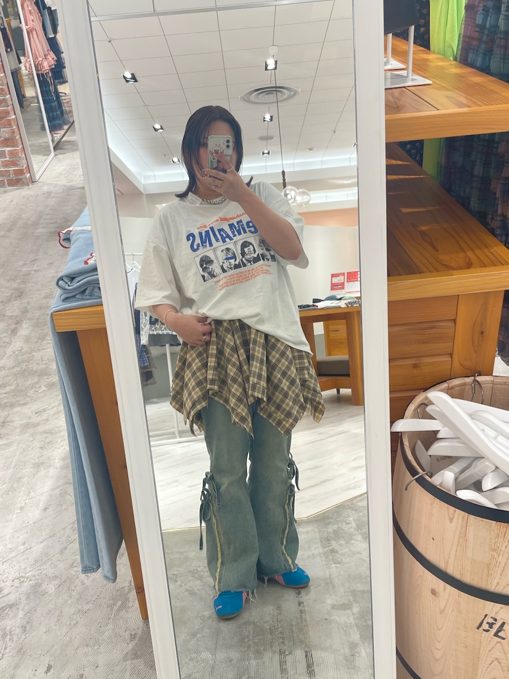 「白Tシャツ、お出かけコーデ、シンプルスタイル、大人かわいい、デニムコーデ、高身長女子、夏だ！Tシャツ着よう！」｜「CIAOPANICのピグメントバンドTEE（Tシャツ/カットソー、ホワイト系）」を使った、ルキさん（骨格ストレート・レディース・165cm）の春コーディネートの2枚目の写真