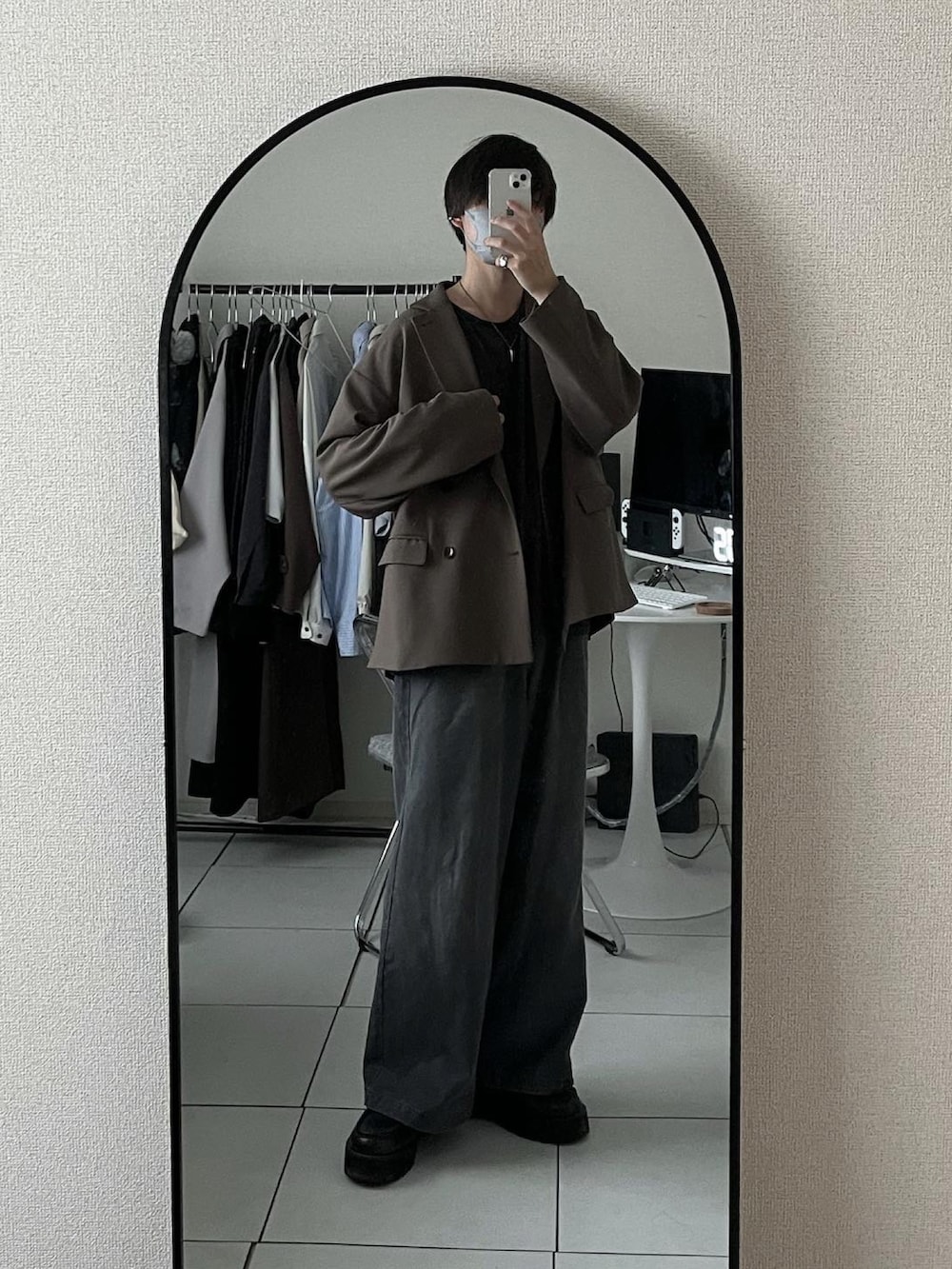 ブラウン系のテーラードジャケット、グレー系のスラックス、グレー系のドレスシューズを着用したメンズの夏コーディネートの2枚目の写真