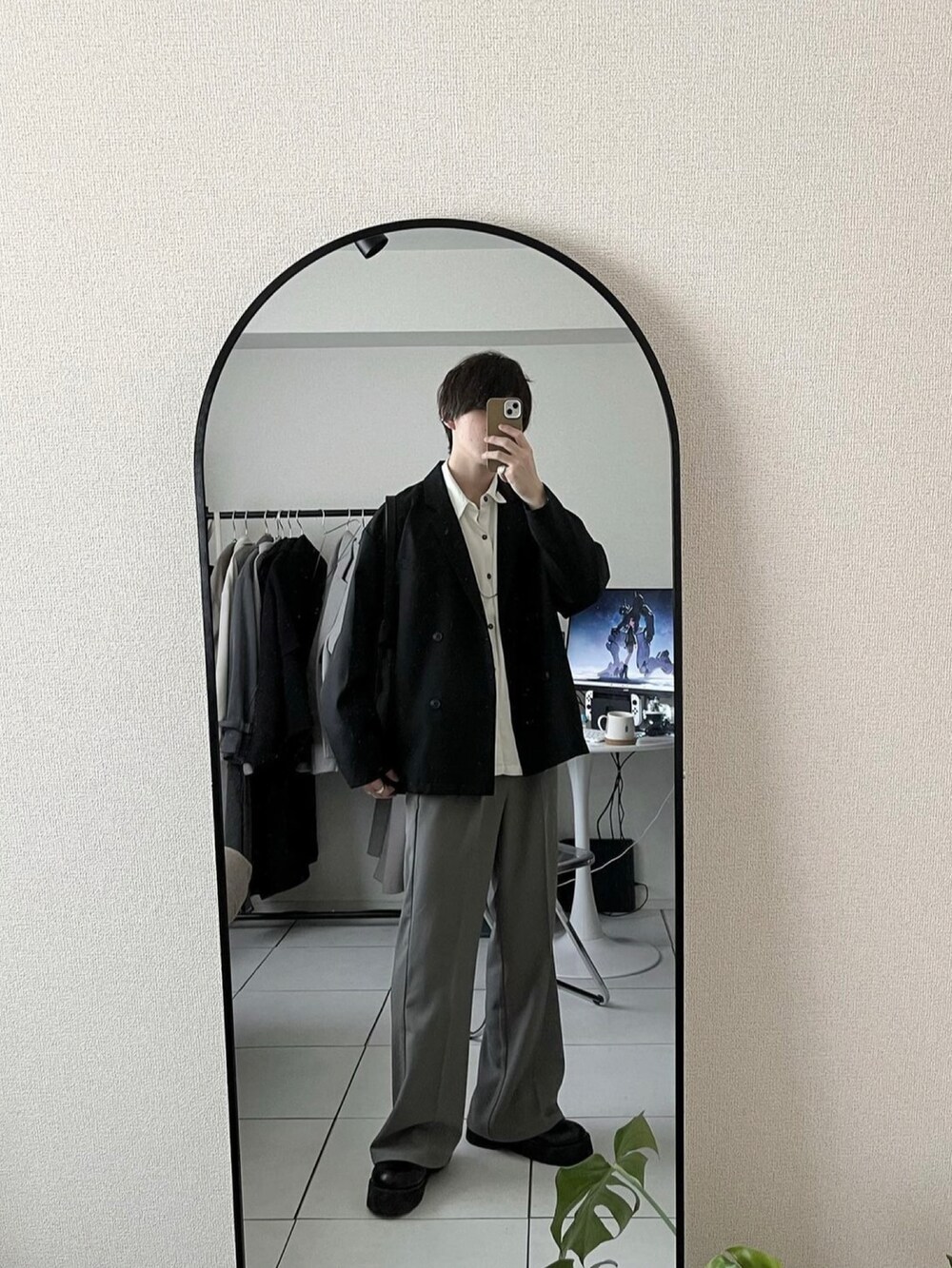 「春服デビュー宣言、休日コーデ、シンプル、春、メンズファッション、韓国ファッション、モノトーン、モノトーンコーデ、低身長、シンプルコーデ、プチプラ、きれいめカジュアル、キレイめ、春服みてみて、大人コーデ」｜「ENDER PRODUCTSの◆上下セット◆ビッグシルエット スタプレセットアップ/ダブルテーラードジャケット/タックバルーンワイドパンツ【ENDER PRODUCTS/エンダープロダクツ】（セットアップ、ブラック系）」を使った、ユウ（低身長）さん（メンズ・169cm）の春コーディネートの2枚目の写真