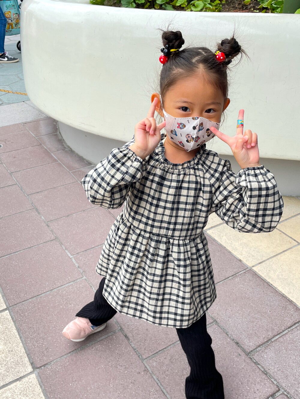 「秋冬コーデ、秋コーデ、プチプラ、女の子コーデ、ディズニーコーデ、シンプルコーデ、チェック、キッズコーデ」｜「ZARA KIDSのアイテム（パンツ、ブラック系）」を使った、honononさん（キッズ・100cm）の秋コーディネートの2枚目の写真
