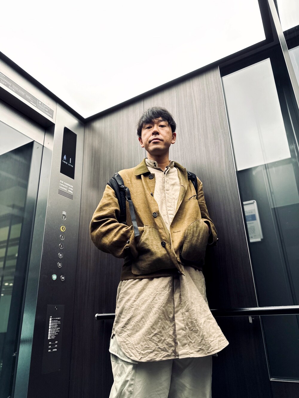 ゴールド系のその他アウター、ベージュ系のシャツ/ブラウス、ホワイト系のカーゴパンツを着用したメンズの秋コーディネートの2枚目の写真