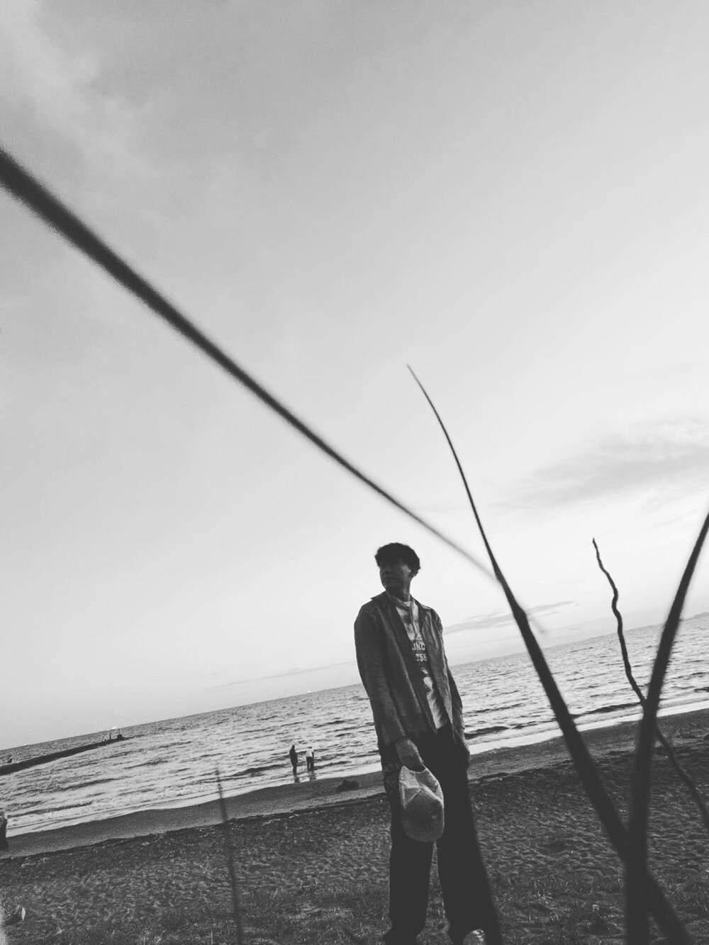 ホワイト系のTシャツ/カットソー、ブラウン系のシャツ/ブラウス、ホワイト系のスニーカーを着用したメンズの夏コーディネートの2枚目の写真