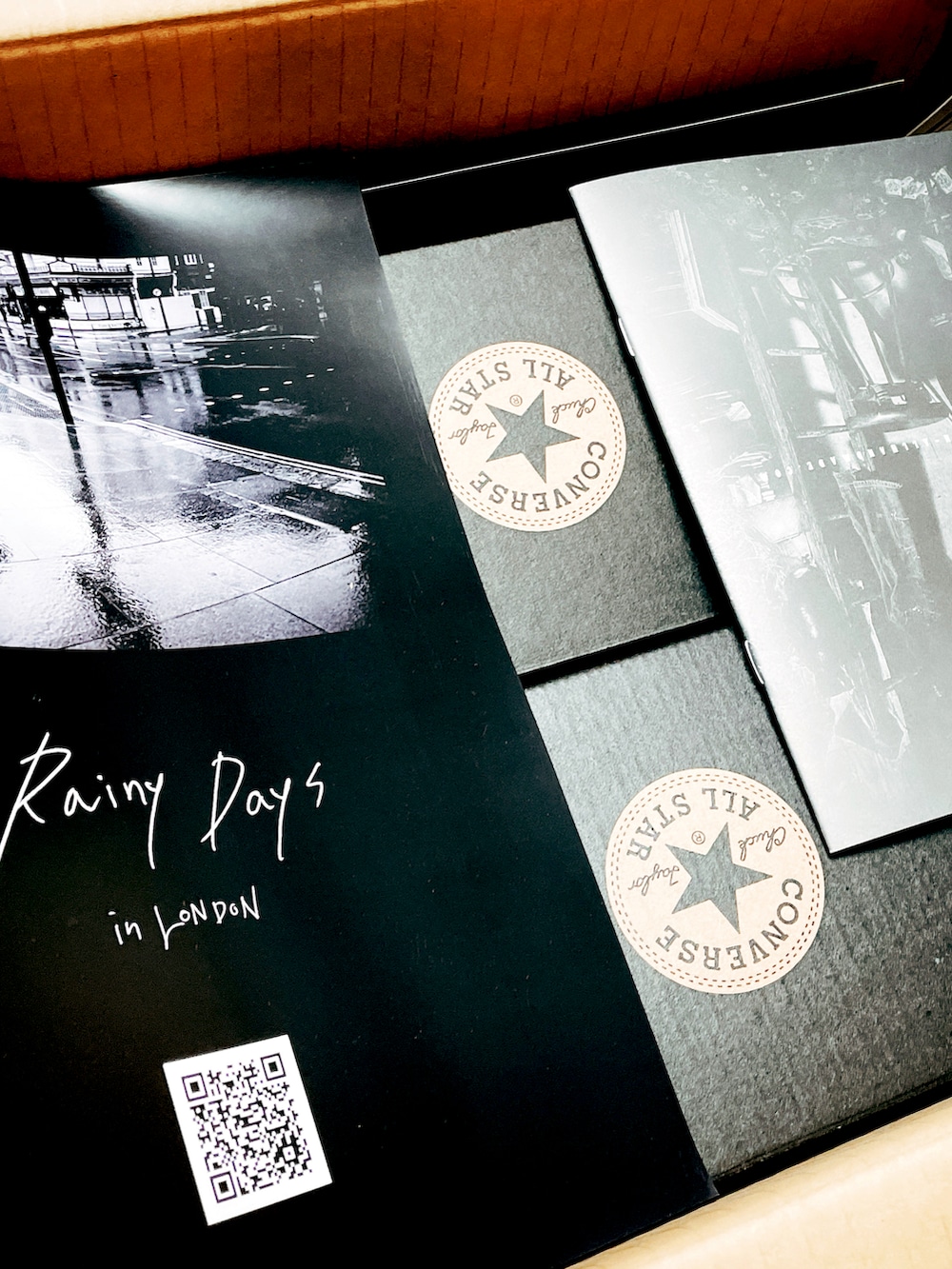 グレー系のスニーカー、ブルー系のスニーカー、ブルー系のスニーカーを着用したメンズの夏コーディネートの2枚目の写真