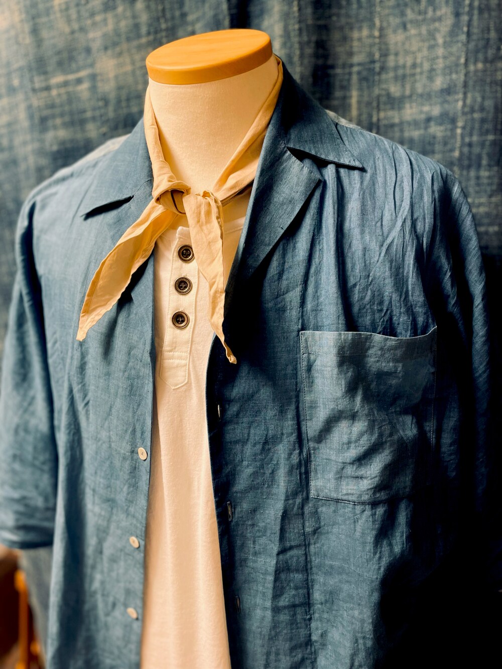 ホワイト系のTシャツ/カットソー、ブルー系のシャツ/ブラウス、ベージュ系のストール/ショールを着用したメンズの夏コーディネートの2枚目の写真