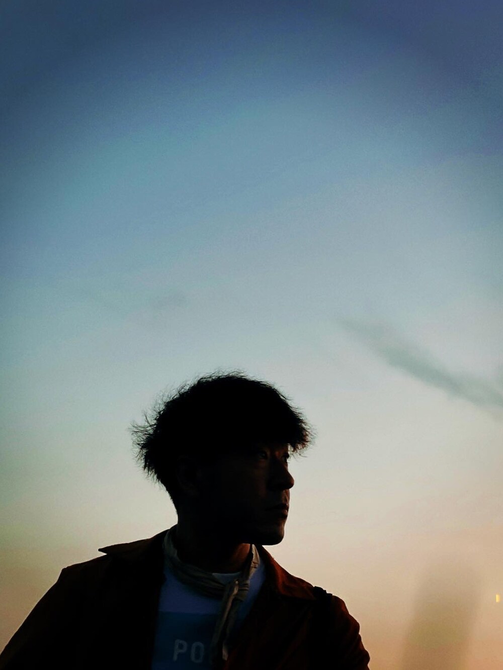 ホワイト系のTシャツ/カットソー、ブラウン系のシャツ/ブラウス、ホワイト系のスニーカーを着用したメンズの夏コーディネートの4枚目の写真