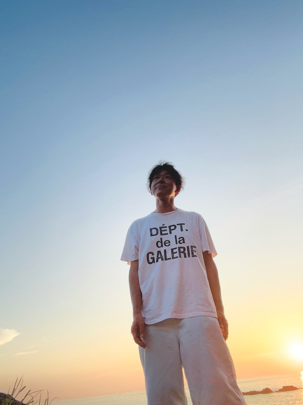 グレー系のTシャツ/カットソー、ブラック系のパンツ、ブラック系のキャップを着用したメンズの秋コーディネートの3枚目の写真