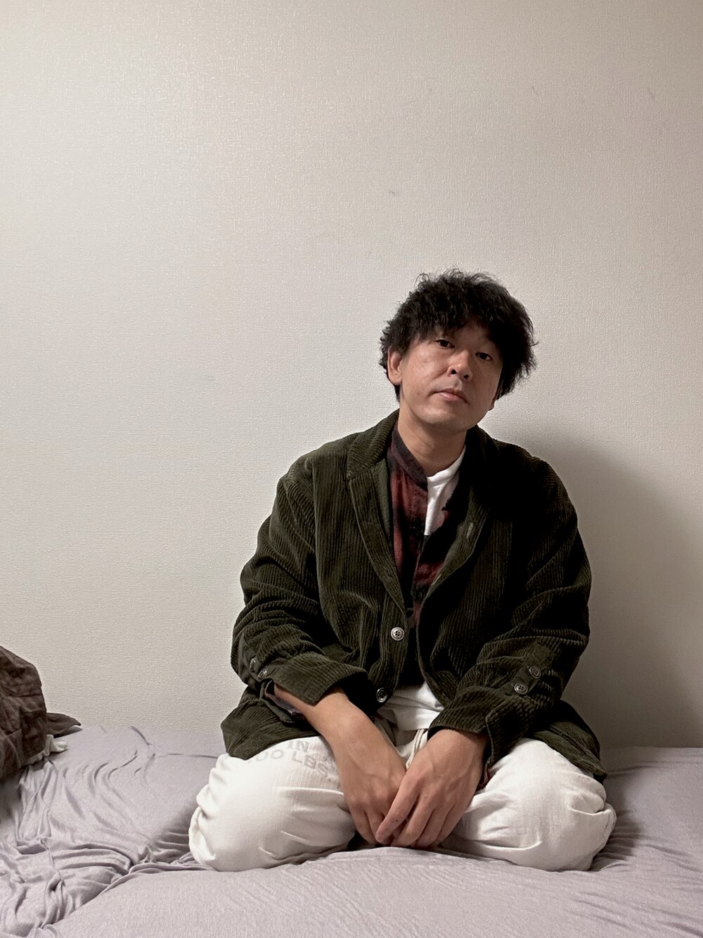 グリーン系のミリタリージャケット、レッド系のシャツ/ブラウス、ホワイト系のTシャツ/カットソーを着用したレディースの秋コーディネートの2枚目の写真