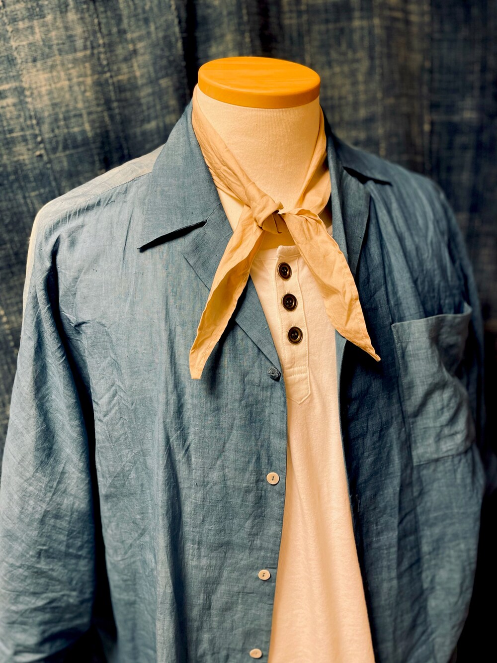 ホワイト系のTシャツ/カットソー、ブルー系のシャツ/ブラウス、ベージュ系のストール/ショールを着用したメンズの夏コーディネートの3枚目の写真