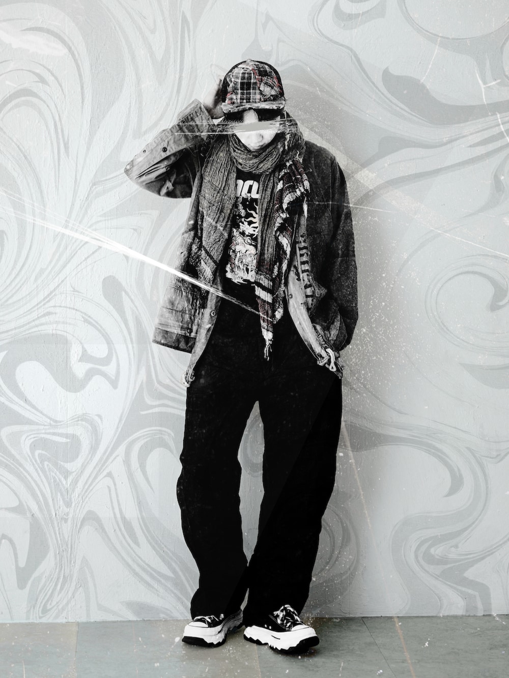 ブラック系のカーゴパンツ、グリーン系のミリタリージャケット、ブラック系のTシャツ/カットソーを着用したメンズの秋コーディネートの3枚目の写真