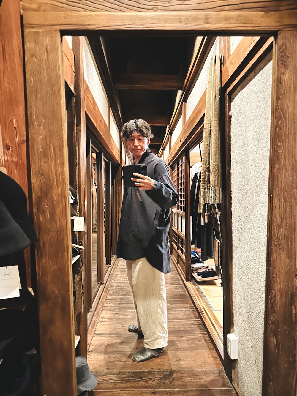 グレー系のTシャツ/カットソー、ブラック系のパンツ、ブラック系のキャップを着用したメンズの秋コーディネートの2枚目の写真