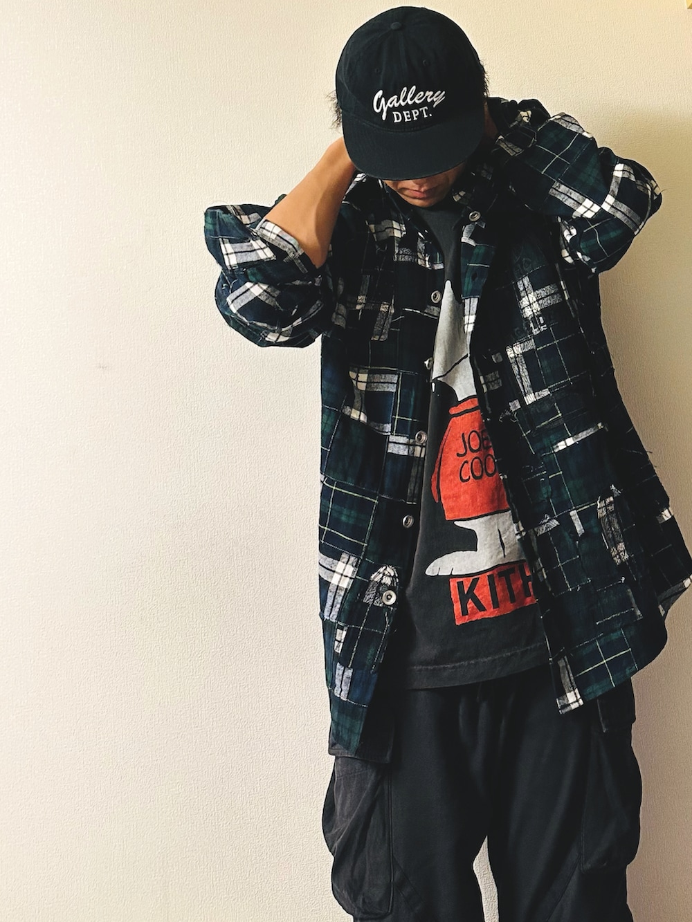 グレー系のTシャツ/カットソー、ブラック系のパンツ、ブラック系のキャップを着用したメンズの秋コーディネートの4枚目の写真