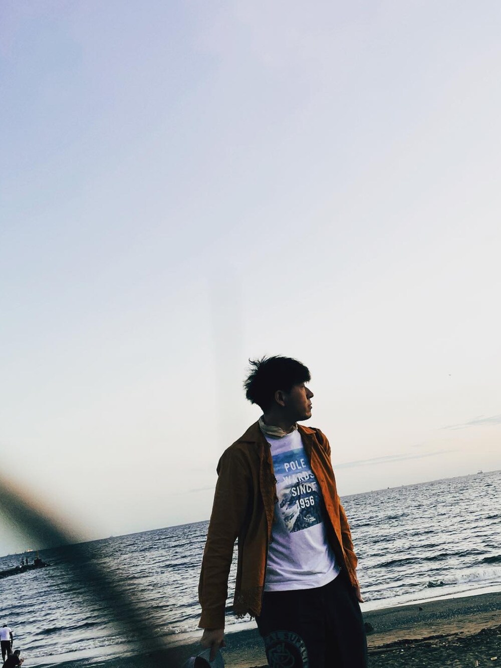 ホワイト系のTシャツ/カットソー、ブラウン系のシャツ/ブラウス、ホワイト系のスニーカーを着用したメンズの夏コーディネートの5枚目の写真