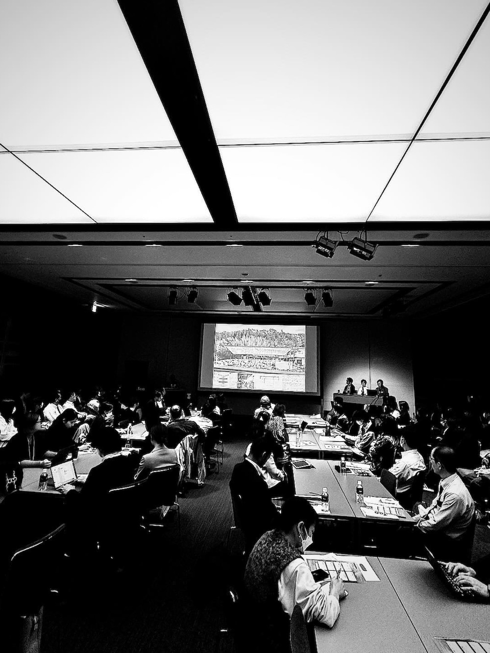 ブラック系のシャツ/ブラウス、グリーン系のテーラードジャケット、ホワイト系のチノパンツを着用したメンズの秋コーディネートの3枚目の写真