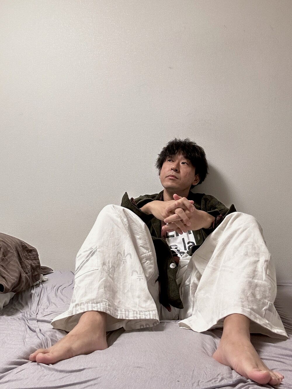 グリーン系のミリタリージャケット、レッド系のシャツ/ブラウス、ホワイト系のTシャツ/カットソーを着用したレディースの秋コーディネートの3枚目の写真