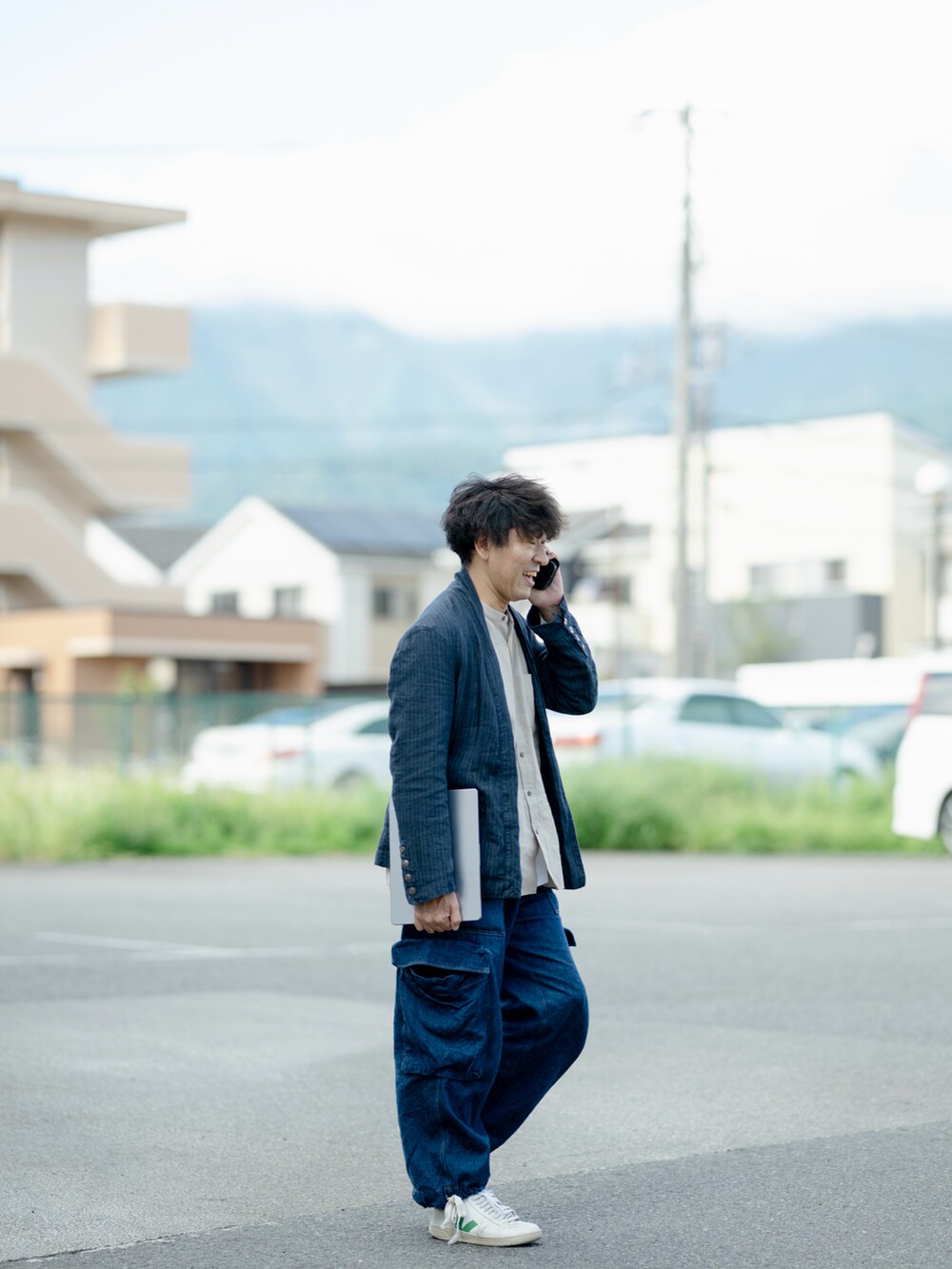 ブルー系のジャケット/アウター、ベージュ系のシャツ/ブラウス、ブルー系のデニムパンツを着用したメンズの秋コーディネートの2枚目の写真