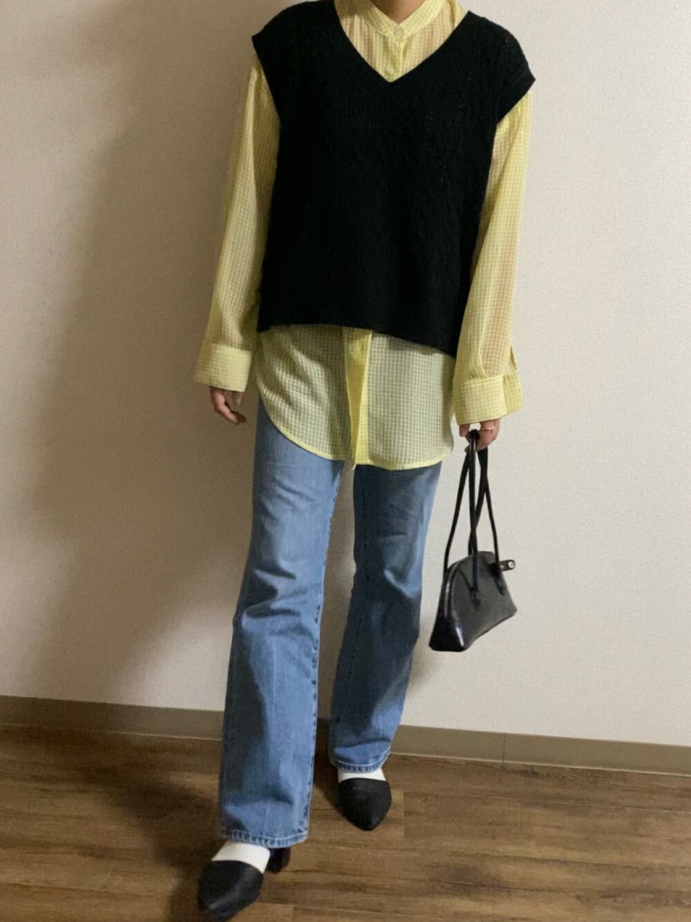 ブルー系のデニムパンツ、シルバー系のパンプス、ブラック系のパンプスを着用したレディースの秋コーディネートの3枚目の写真