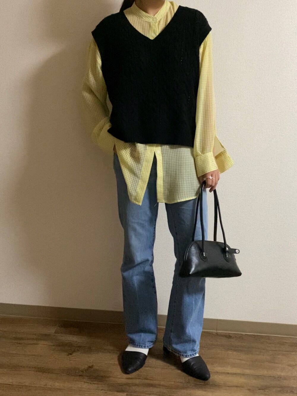 ブルー系のデニムパンツ、シルバー系のパンプス、ブラック系のパンプスを着用したレディースの秋コーディネートの2枚目の写真