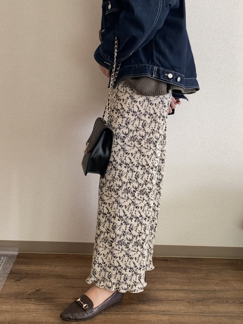 ブラック系のショルダーバッグ、イエロー系のパンツ、ブラウン系のローファーを着用したレディースの冬コーディネートの3枚目の写真