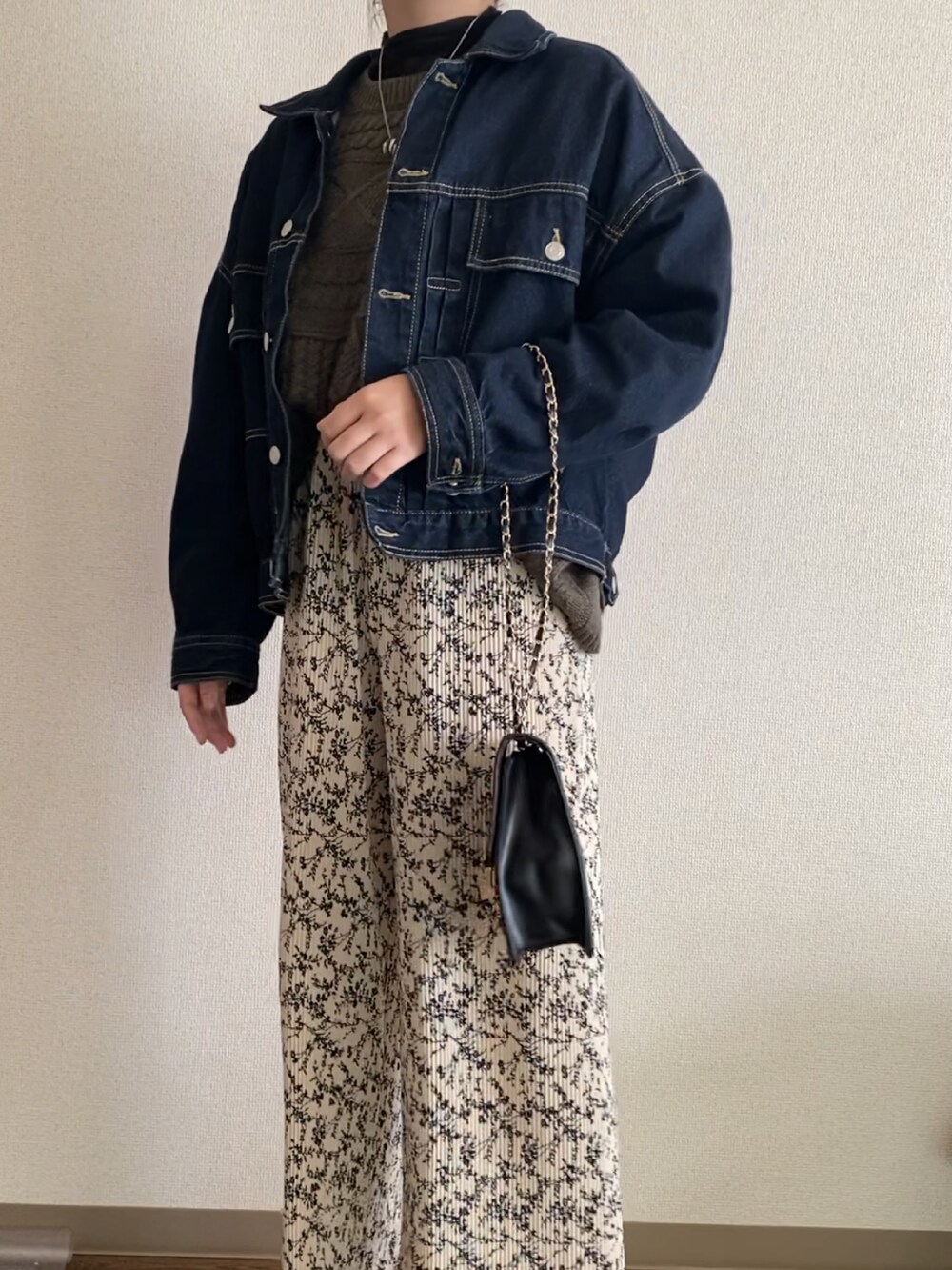 ブラック系のショルダーバッグ、イエロー系のパンツ、ブラウン系のローファーを着用したレディースの冬コーディネートの2枚目の写真