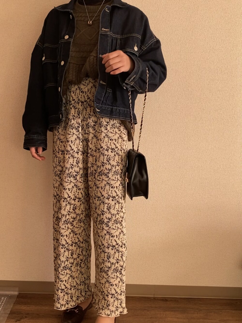 ブラック系のショルダーバッグ、イエロー系のパンツ、ブラウン系のローファーを着用したレディースの冬コーディネートの4枚目の写真