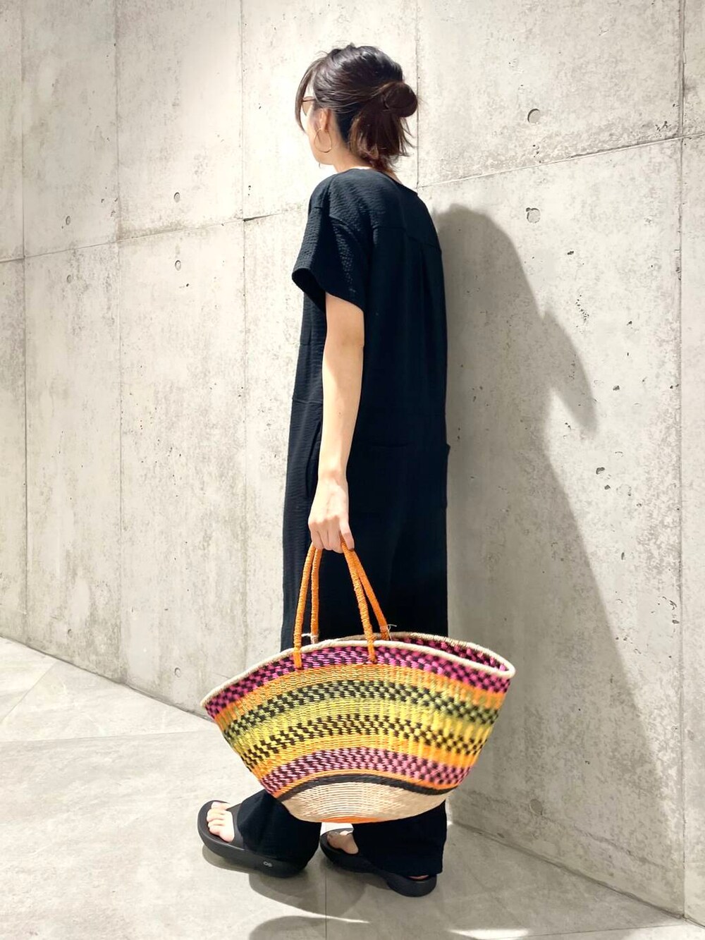 その他のかごバッグを着用したレディースの春コーディネートの4枚目の写真