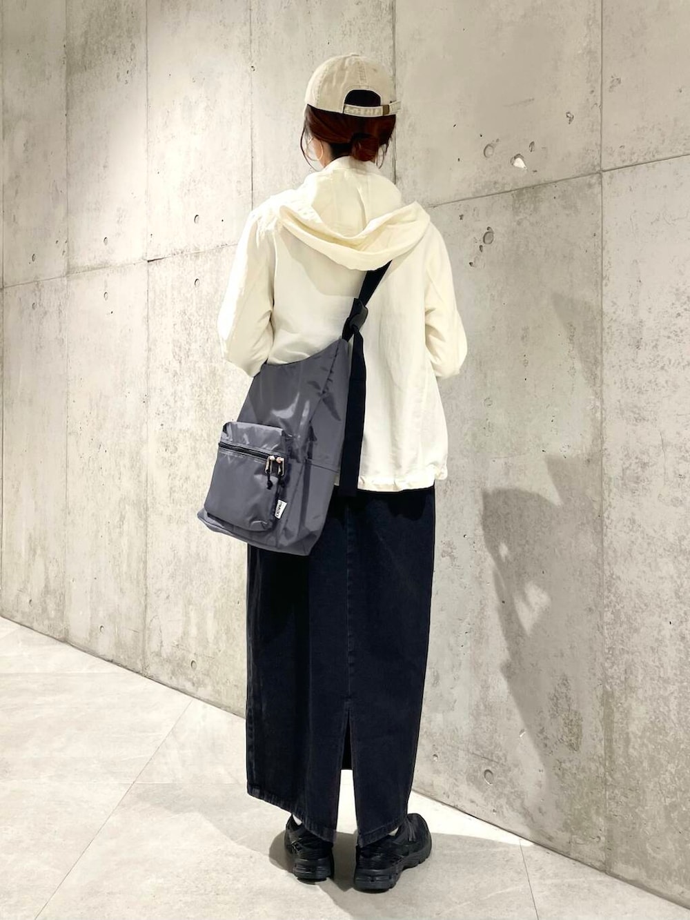 「ワンピース、デニム、モノトーン、ママコーデ、ショルダーバッグ、キャップ、SonnyLabel、マウンテンパーカー、春コーデ、サニーレーベル、newarrival、休日スタイル、30代、ママファッション、メガネ女子」｜「URBAN RESEARCHのピグメントロゴCAP（キャップ、ベージュ系）」を使った、アサミさん（レディース・163cm）の春コーディネートの5枚目の写真