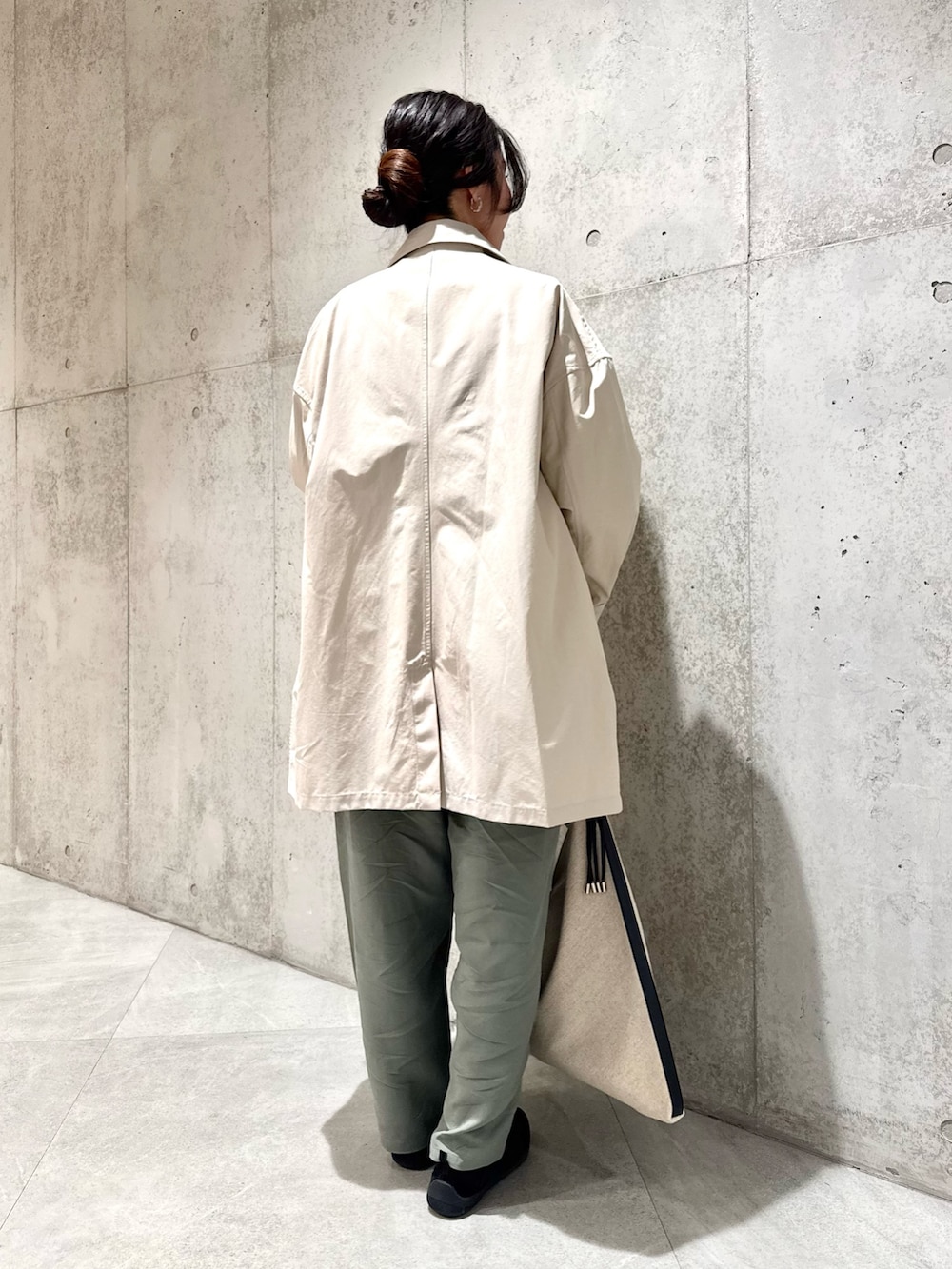 ホワイト系のシャツ/ブラウス、ベージュ系のベスト、ブラック系のスニーカーを着用したレディースの春コーディネートの4枚目の写真