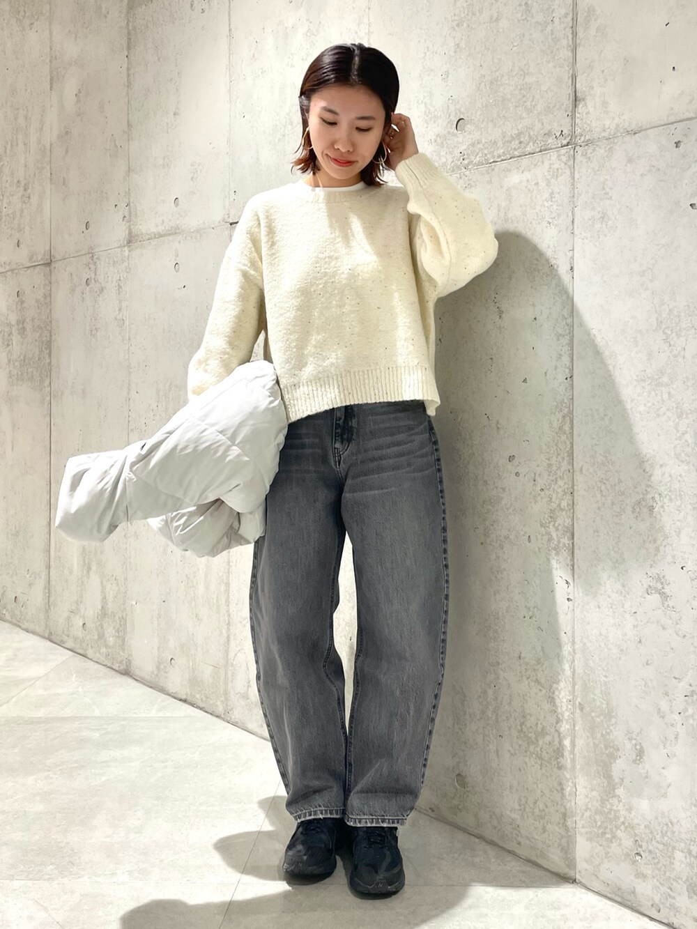 「ママコーデ、ママファッション、サニーレーベル、Sonny Label、骨格ウェーブ、イエベ秋、冬コーデ、モノトーン、デニム、ダウンジャケット、ニット、テーマパークコーデ、休日スタイル、キルティング、冬アウター」|「URBAN RESEARCH Sonny Labelのスタンドダウンジャケット(ダウンジャケット/コート、グレー系)」を使った、アサミさん(レディース・163cm)の冬コーディネートの4枚目の写真