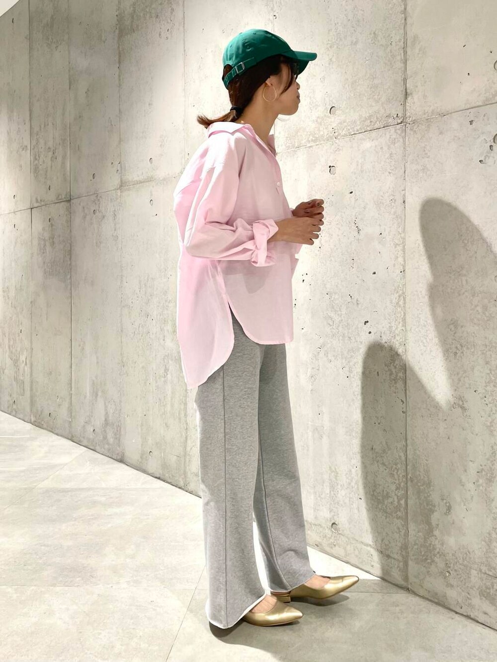 「シャツスタイル、カジュアル、スポーツミックス、ママコーデ、スウェット、SonnyLabel、春コーデ、サニーレーベル、newarrival、休日スタイル、30代、ママファッション、淡色コーデ、旅行コーデ、骨格ウェーブ」｜「NEW ERAのNew Era　920ES HANDWRITTEN EGRN（キャップ、グリーン系）」を使った、アサミさん（レディース・163cm）の春コーディネートの4枚目の写真