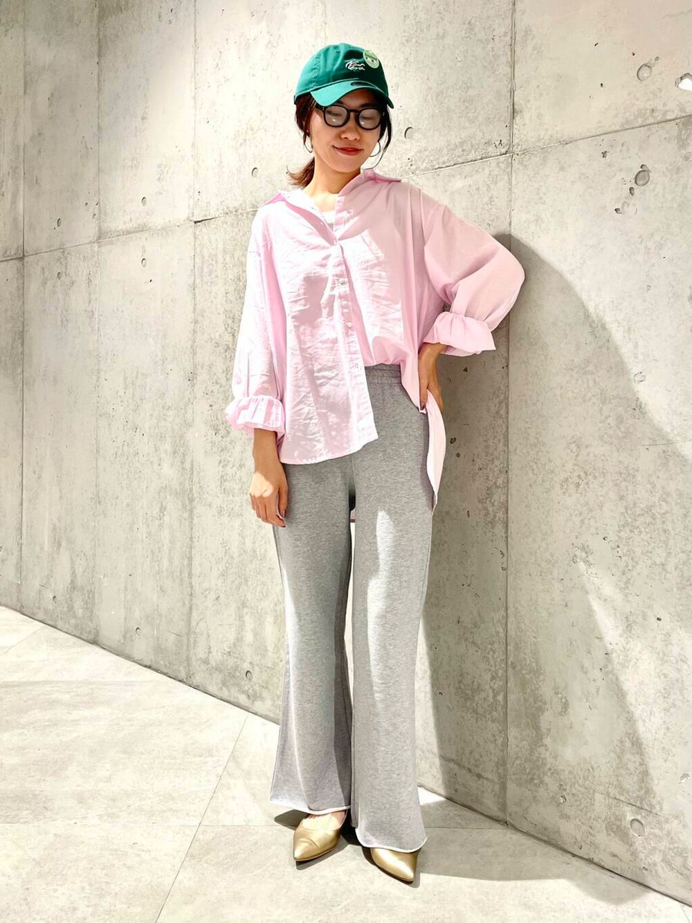 「シャツスタイル、カジュアル、スポーツミックス、ママコーデ、スウェット、SonnyLabel、春コーデ、サニーレーベル、newarrival、休日スタイル、30代、ママファッション、淡色コーデ、旅行コーデ、骨格ウェーブ」｜「NEW ERAのNew Era　920ES HANDWRITTEN EGRN（キャップ、グリーン系）」を使った、アサミさん（レディース・163cm）の春コーディネートの2枚目の写真