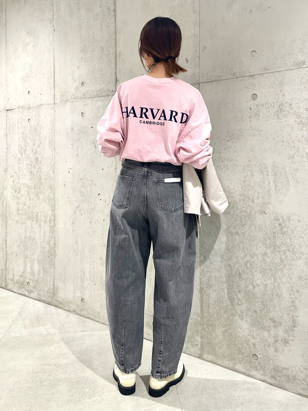 「ママコーデ、ママファッション、イエベ秋、骨格ウェーブ、サニーレーベル、Sonny Label、秋服準備はじめました、ローファー、休日スタイル、秋コーデ」|「URBAN RESEARCH Sonny Labelの撥水ノーカラーショートトレンチコート(トレンチコート、グレー系)」を使った、アサミさん(レディース・163cm)の秋コーディネートの4枚目の写真
