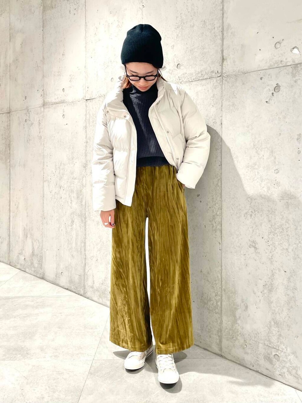 ベージュ系のスニーカー、ホワイト系のダウンジャケット/コート、グリーン系のその他パンツを着用したレディースの冬コーディネートの2枚目の写真