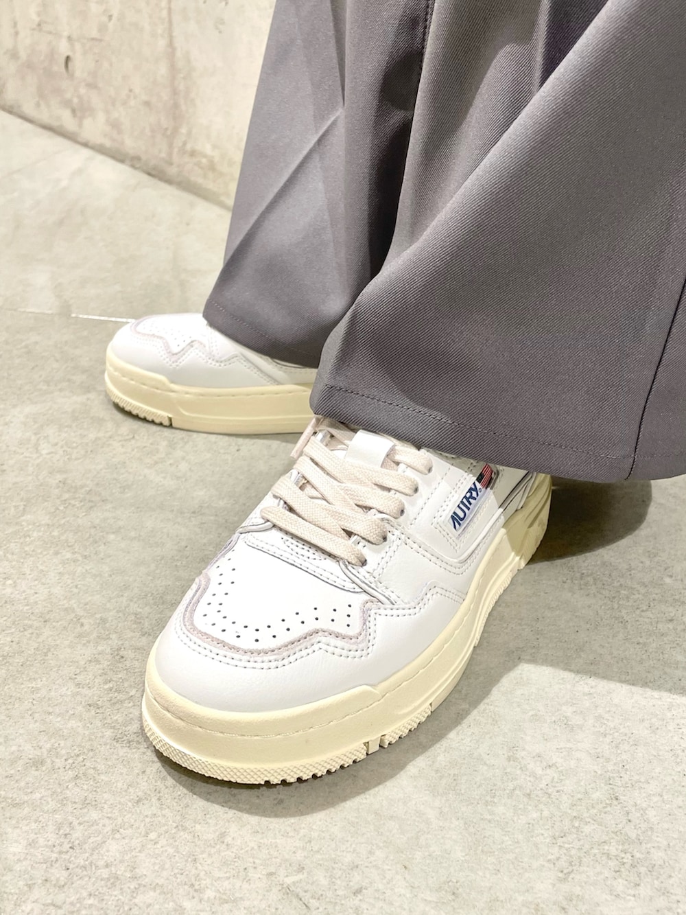 シルバー系のショルダーバッグ、グリーン系のカーディガン/ボレロ、グリーン系のカーディガン/ボレロを着用したレディースの秋コーディネートの4枚目の写真