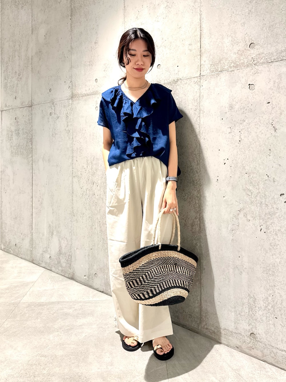 ブルー系のシャツ/ブラウス、ホワイト系のその他パンツ、ブラック系のかごバッグを着用したレディースの夏コーディネートの2枚目の写真