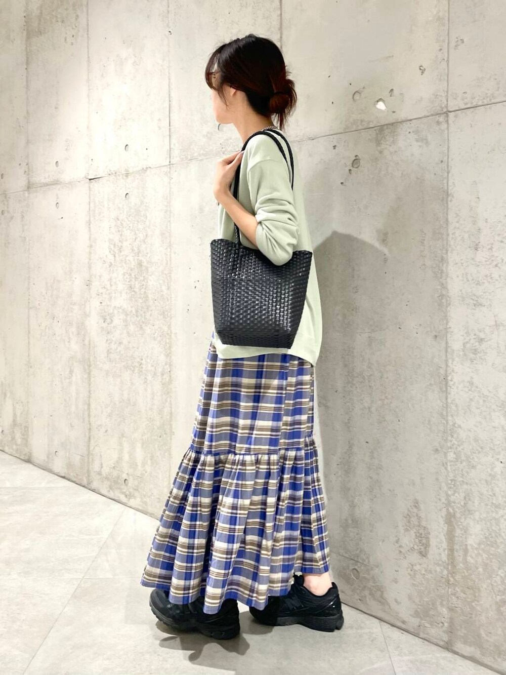 グリーン系のカーディガン/ボレロ、ホワイト系のTシャツ/カットソー、ブラック系のトートバッグを着用したレディースの春コーディネートの3枚目の写真