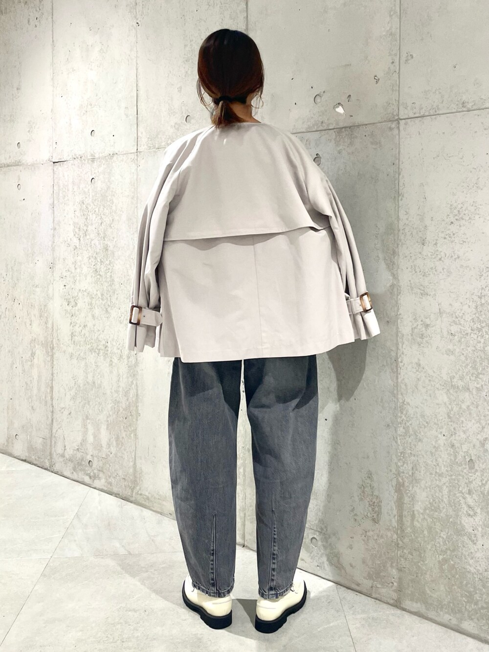 「ママコーデ、ママファッション、イエベ秋、骨格ウェーブ、サニーレーベル、Sonny Label、秋服準備はじめました、ローファー、休日スタイル、秋コーデ」|「URBAN RESEARCH Sonny Labelの撥水ノーカラーショートトレンチコート(トレンチコート、グレー系)」を使った、アサミさん(レディース・163cm)の秋コーディネートの2枚目の写真