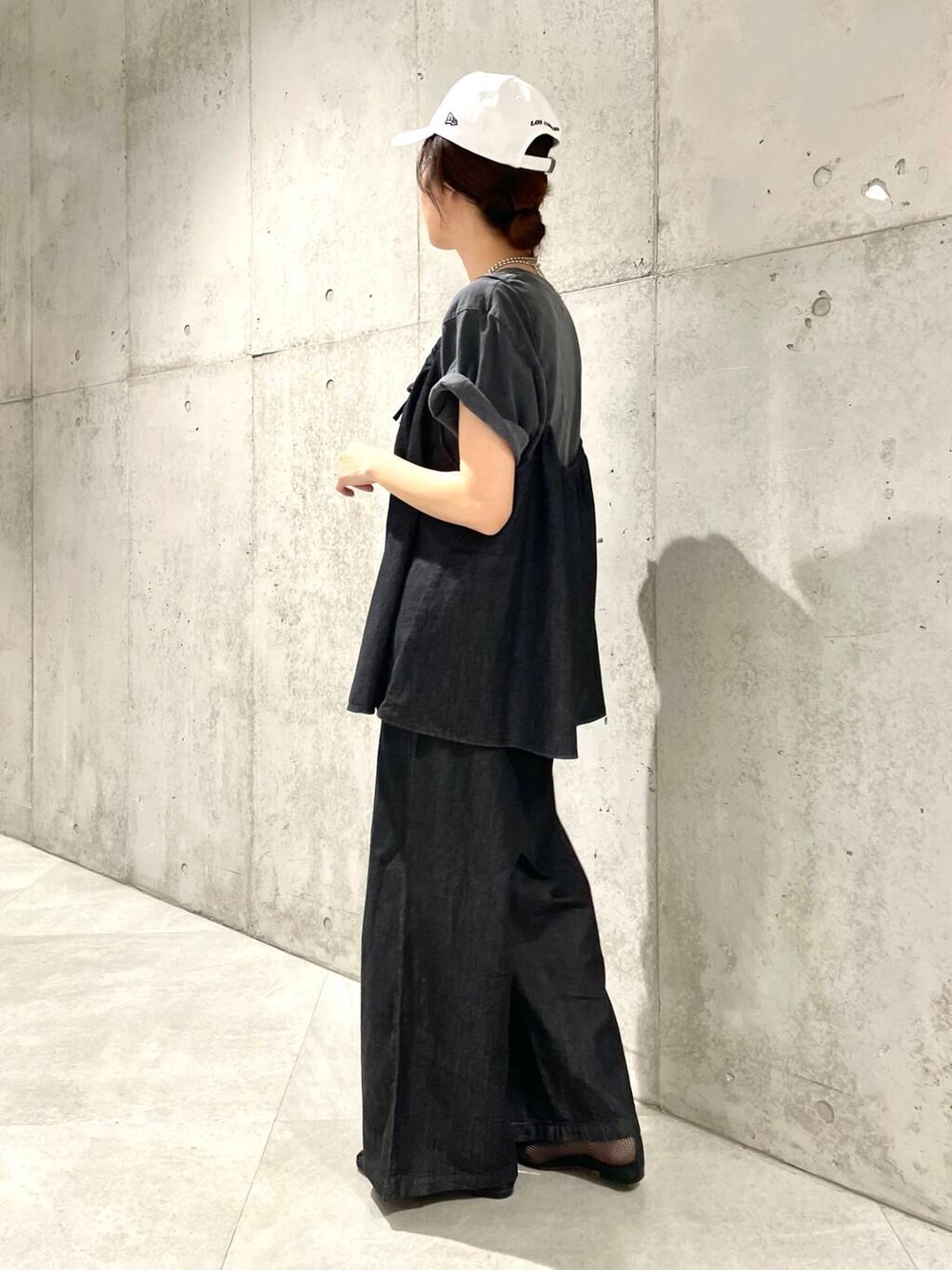 ブラック系のその他シューズ、グレー系のTシャツ/カットソー、ブラック系のセットアップを着用したレディースの春コーディネートの4枚目の写真