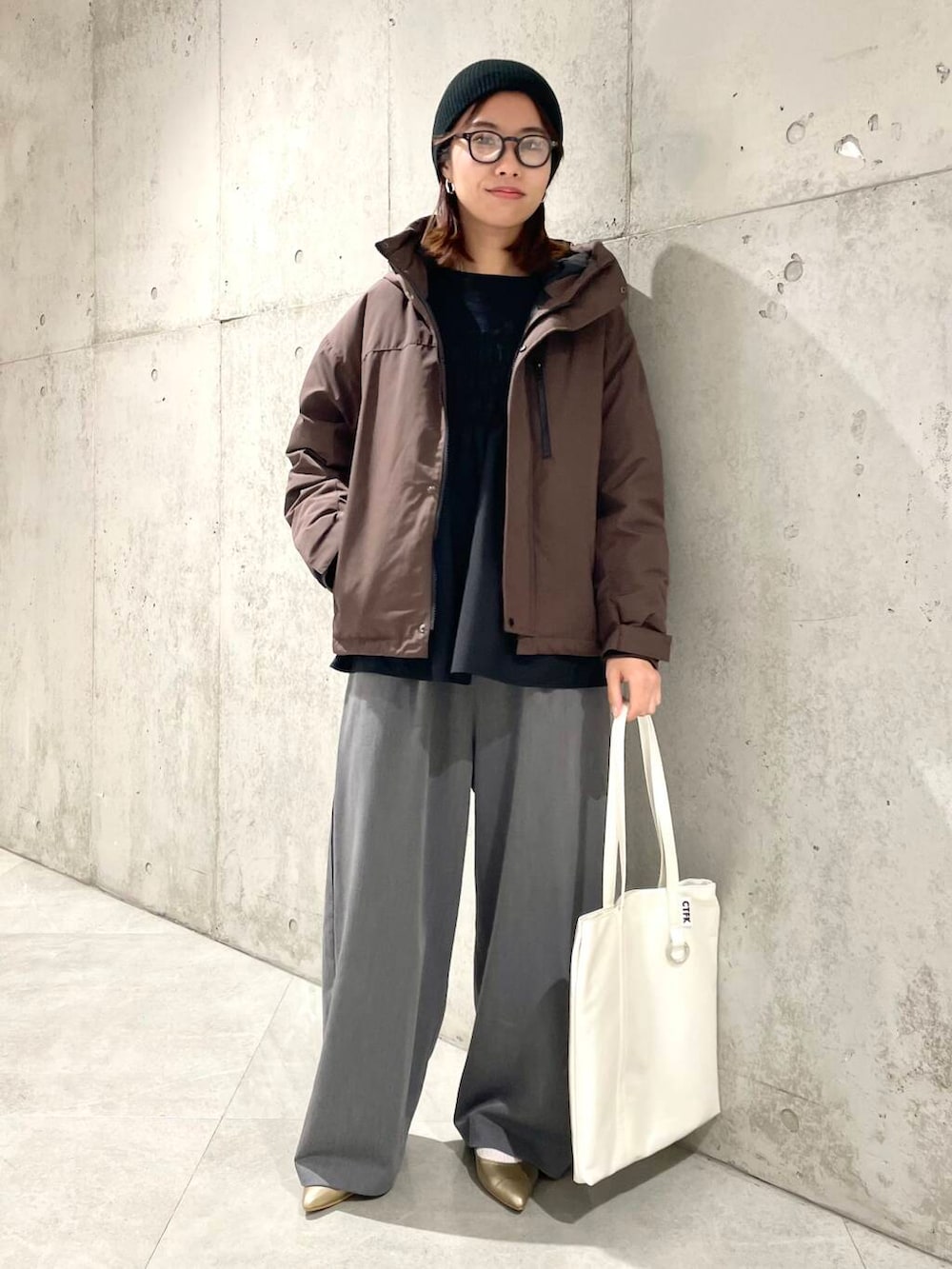「ママコーデ、きれいめカジュアル、冬コーデ、SonnyLabel、30代、ママファッション、お出かけコーデ、ブーツコーデ、骨格ウェーブ、30代前半、イエベ秋、ウェーブ×イエベ秋、高身長おススメアウター、私のイチ推しブランド、ウェーブ×カジュアル」|「URBAN RESEARCH Sonny Labelのフーディーダウンジャケット(ダウンジャケット/コート、ブラウン系)」を使った、アサミさん(レディース・163cm)の冬コーディネートの2枚目の写真