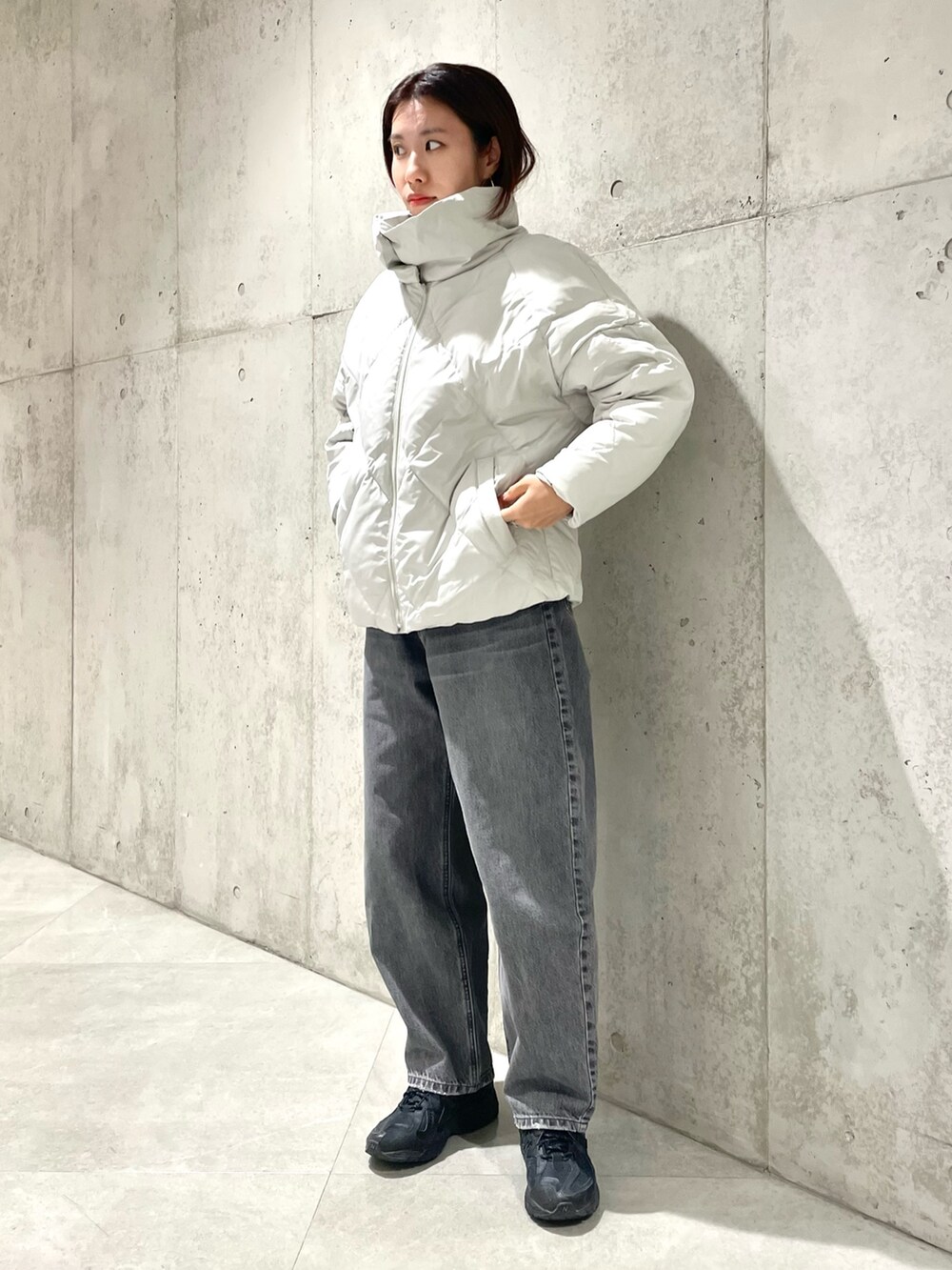 「ママコーデ、ママファッション、サニーレーベル、Sonny Label、骨格ウェーブ、イエベ秋、冬コーデ、モノトーン、デニム、ダウンジャケット、ニット、テーマパークコーデ、休日スタイル、キルティング、冬アウター」|「URBAN RESEARCH Sonny Labelのスタンドダウンジャケット(ダウンジャケット/コート、グレー系)」を使った、アサミさん(レディース・163cm)の冬コーディネートの2枚目の写真