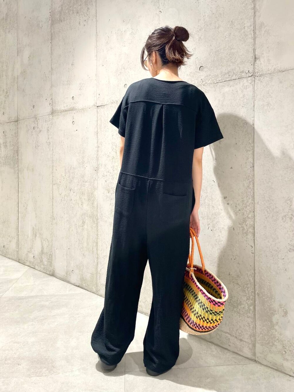 その他のかごバッグを着用したレディースの春コーディネートの5枚目の写真