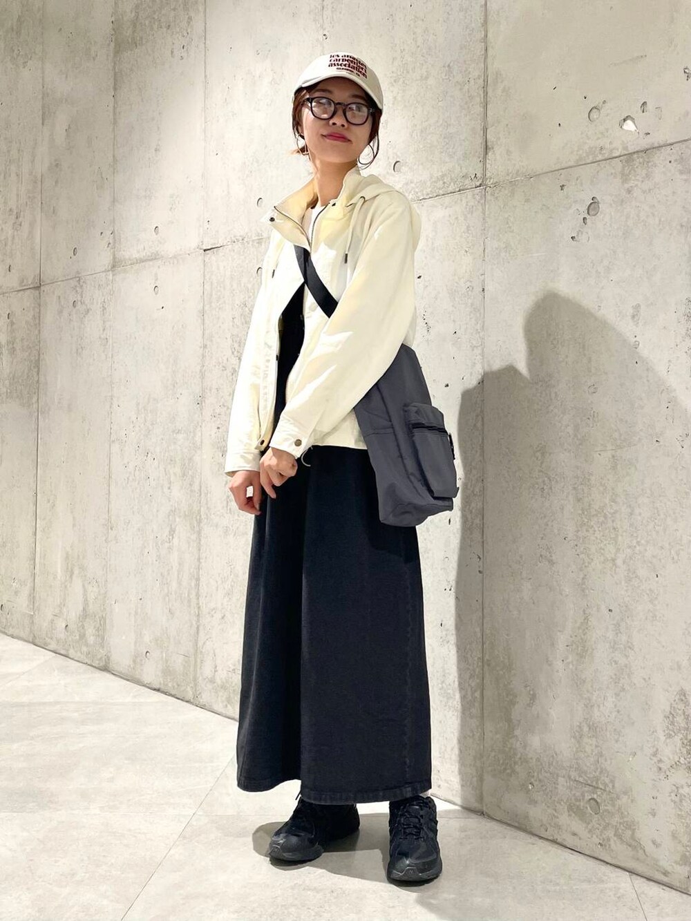 「ワンピース、デニム、モノトーン、ママコーデ、ショルダーバッグ、キャップ、SonnyLabel、マウンテンパーカー、春コーデ、サニーレーベル、newarrival、休日スタイル、30代、ママファッション、メガネ女子」｜「URBAN RESEARCHのピグメントロゴCAP（キャップ、ベージュ系）」を使った、アサミさん（レディース・163cm）の春コーディネートの2枚目の写真