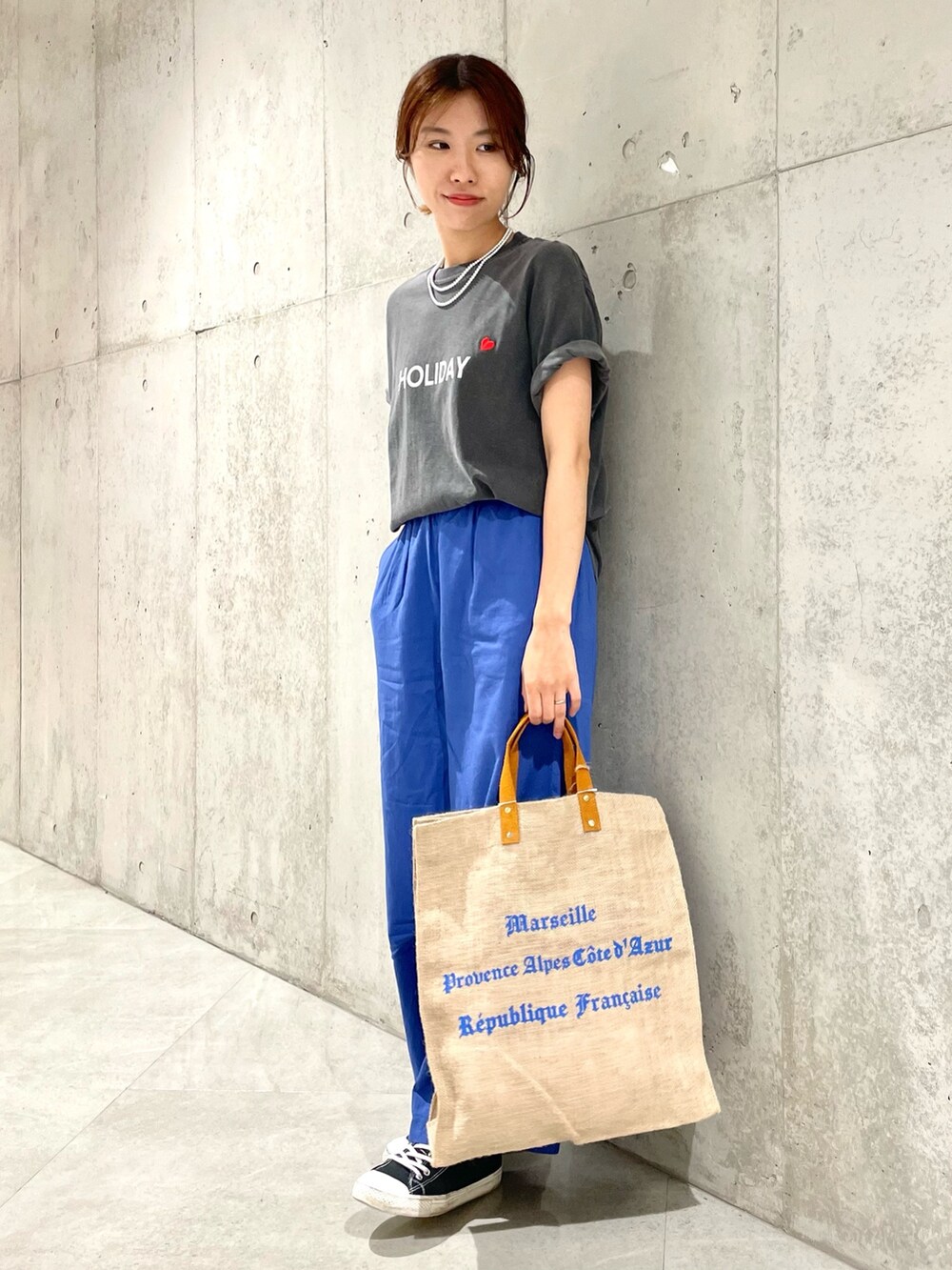 「きれいめカジュアル、夏だ!Tシャツ着よう!、夏コーデ、トートバッグ、サニーレーベル、Sonny Label、イエベ秋、骨格ウェーブ、ママコーデ、ママファッション」|「MAISON BENGALのMAISON BENGAL ジュートプリントエコバッグ(トートバッグ、ブルー系)」を使った、アサミさん(レディース・163cm)の夏コーディネートの3枚目の写真