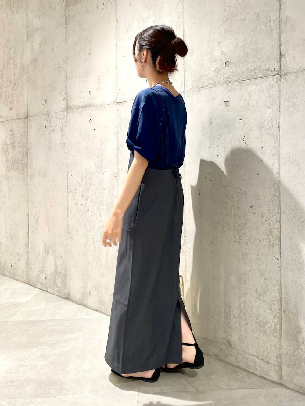 「カジュアル、Tシャツ、ロングスカート、スカート、ママコーデ、サンダル、SonnyLabel、サニーレーベル、夏コーデ、30代、ママファッション、骨格ウェーブ、暑い、30代前半、イエベ秋」｜「URBAN RESEARCH Sonny Labelのメタリックトートバッグ（トートバッグ、ゴールド系）」を使った、アサミさん（レディース・163cm）の夏コーディネートの4枚目の写真