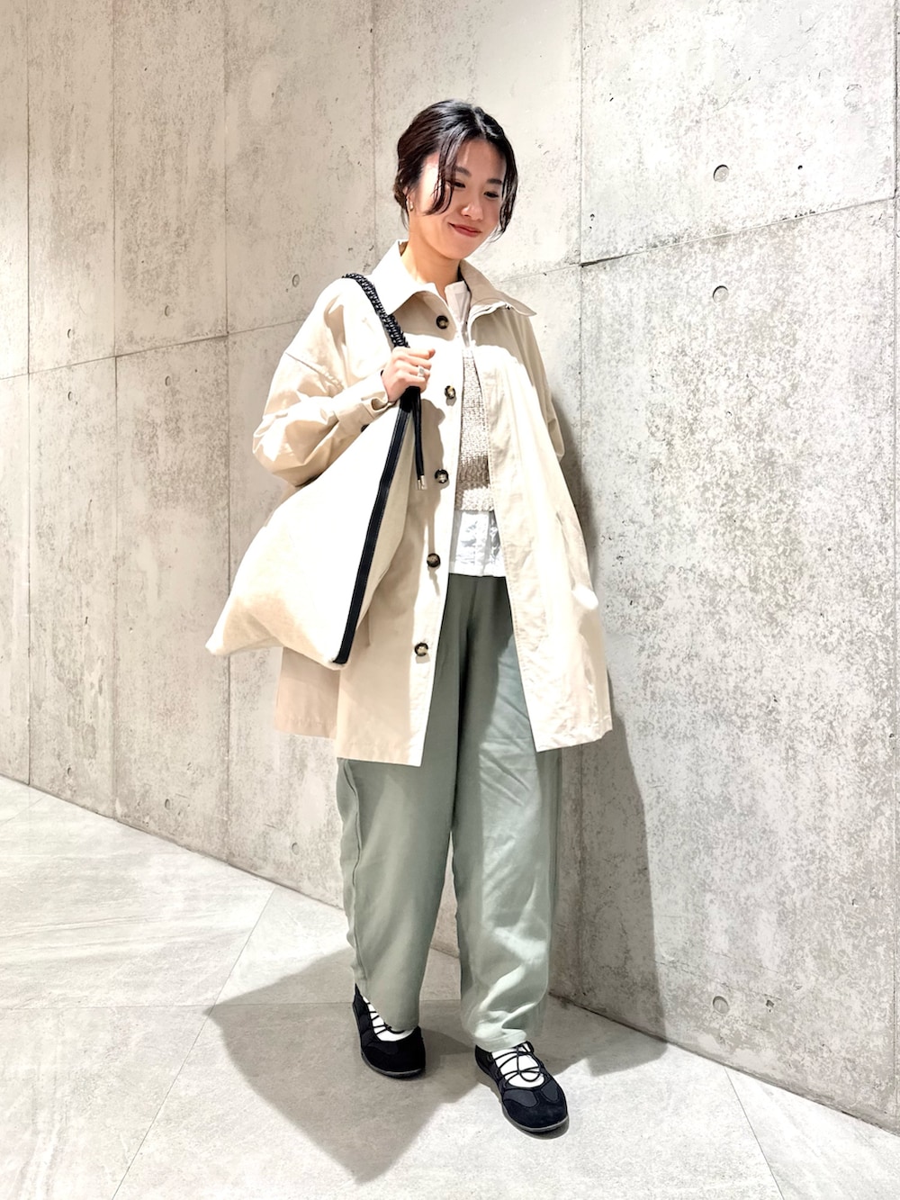 ホワイト系のシャツ/ブラウス、ベージュ系のベスト、ブラック系のスニーカーを着用したレディースの春コーディネートの2枚目の写真