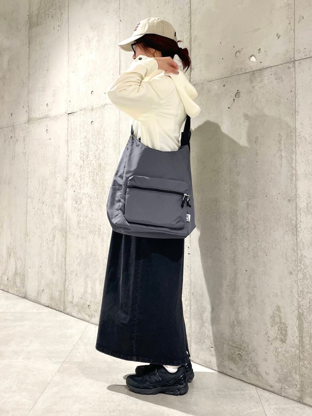「ワンピース、デニム、モノトーン、ママコーデ、ショルダーバッグ、キャップ、SonnyLabel、マウンテンパーカー、春コーデ、サニーレーベル、newarrival、休日スタイル、30代、ママファッション、メガネ女子」｜「URBAN RESEARCHのピグメントロゴCAP（キャップ、ベージュ系）」を使った、アサミさん（レディース・163cm）の春コーディネートの3枚目の写真