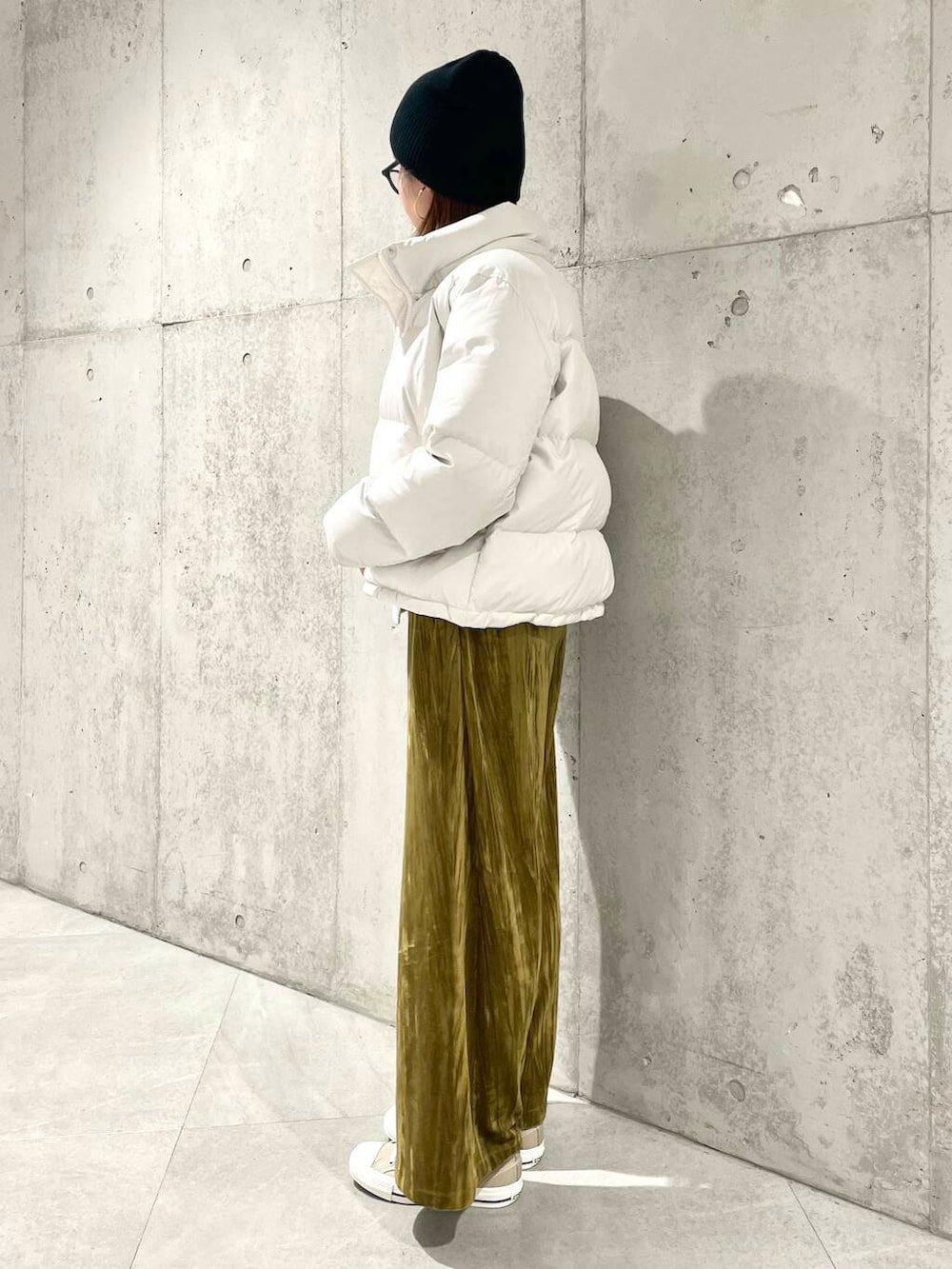 ベージュ系のスニーカー、ホワイト系のダウンジャケット/コート、グリーン系のその他パンツを着用したレディースの冬コーディネートの3枚目の写真