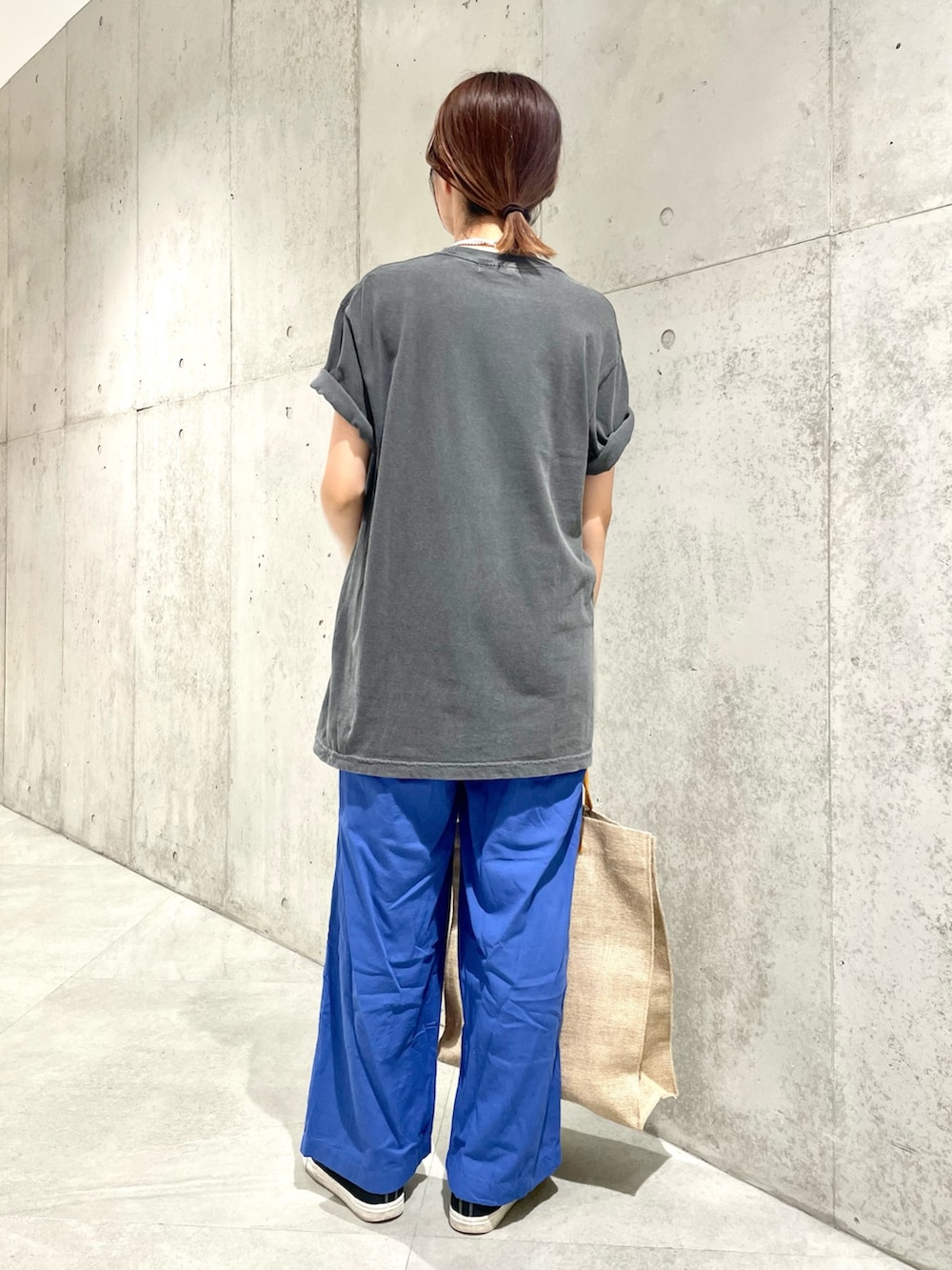 「きれいめカジュアル、夏だ!Tシャツ着よう!、夏コーデ、トートバッグ、サニーレーベル、Sonny Label、イエベ秋、骨格ウェーブ、ママコーデ、ママファッション」|「MAISON BENGALのMAISON BENGAL ジュートプリントエコバッグ(トートバッグ、ブルー系)」を使った、アサミさん(レディース・163cm)の夏コーディネートの4枚目の写真