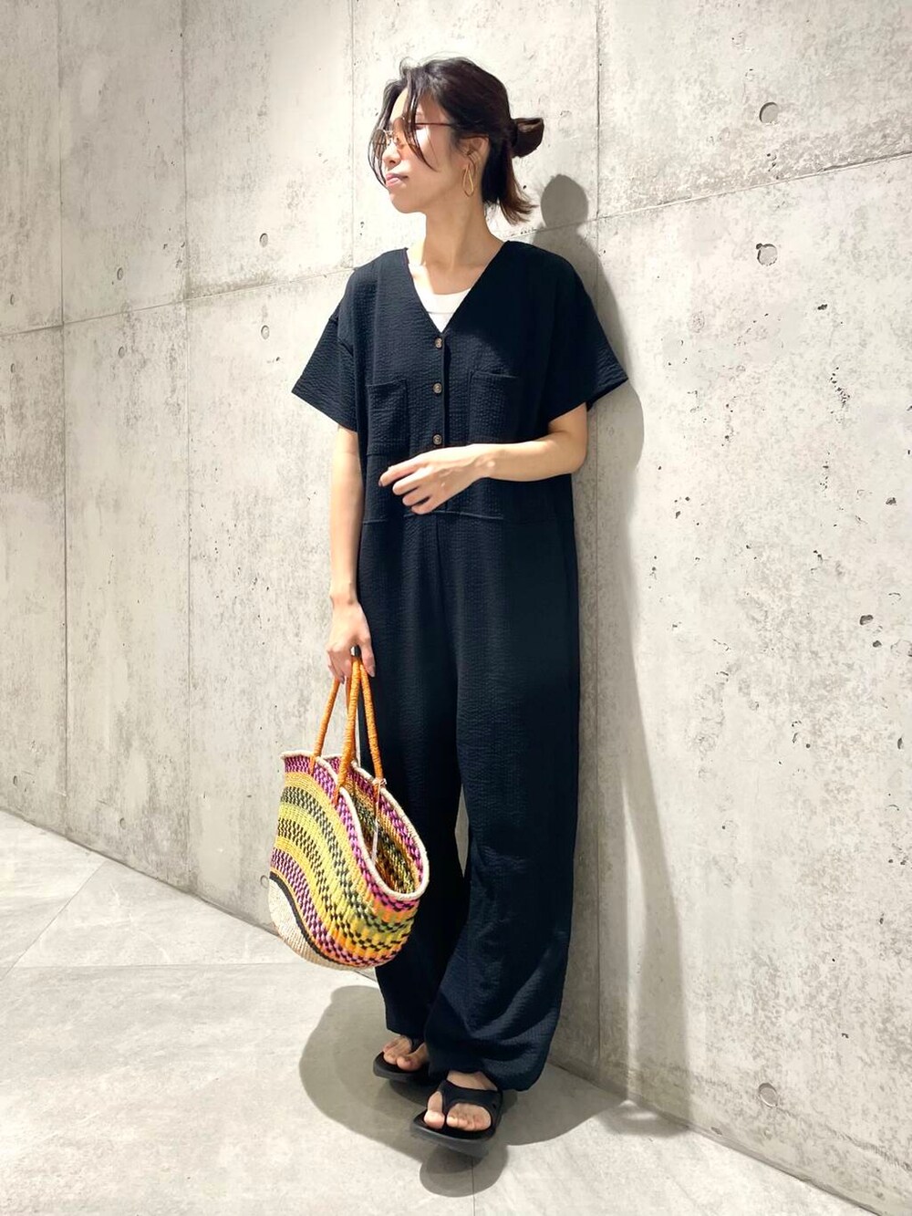 その他のかごバッグを着用したレディースの春コーディネートの3枚目の写真